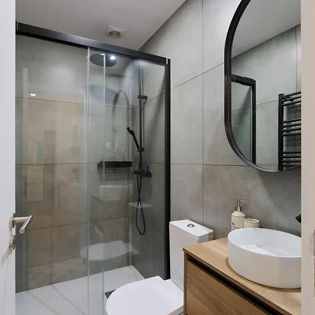 Apartman Sunny Flat With Private Terrace & Bbq By Hostwise